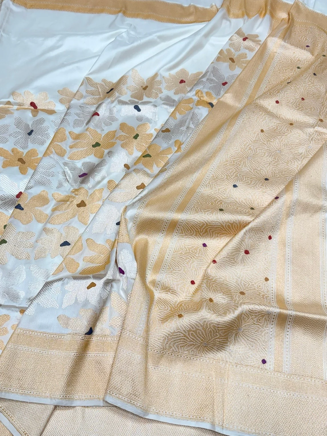 White Handwoven Pure Banarasi Silk Saree | Pure Katan Silk | Kadwa Weave | HMR Handlooms - Image 3