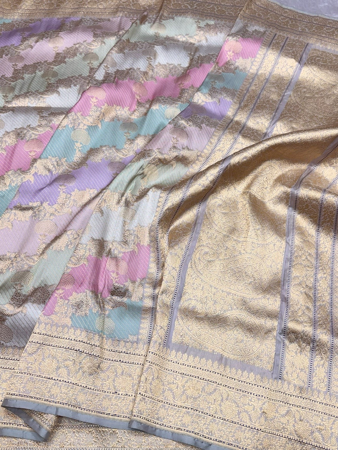 Lilac Handwoven Pure Banarasi Rangkaat Silk Saree - Image 3