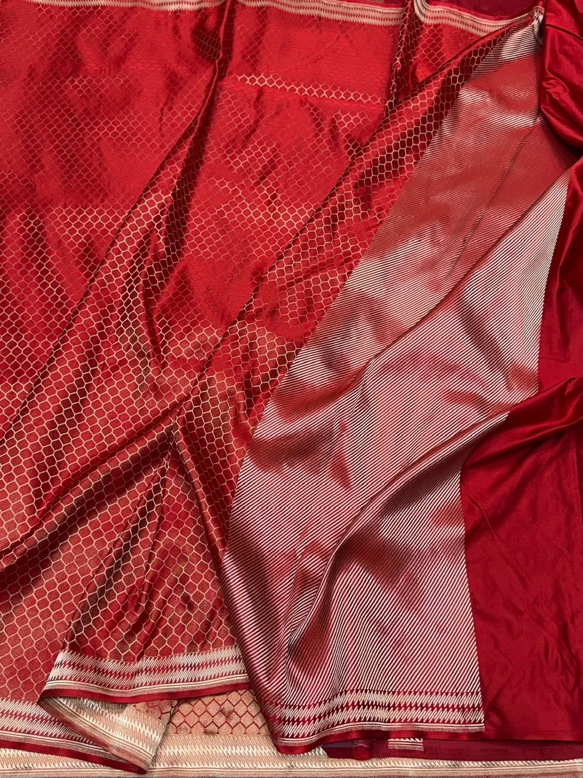 Red Handwoven Pure Banarasi Satin Tanchoi Silk Saree - Image 3