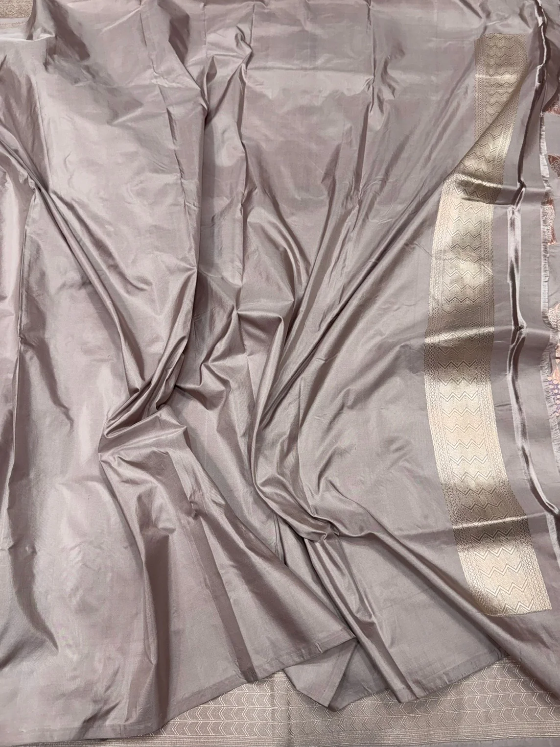 Lilac Handwoven Pure Banarasi Silk Saree - Image 3