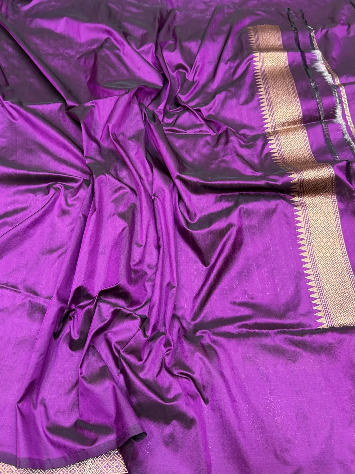Magenta Handwoven Pure Banarasi Silk Saree - Image 2