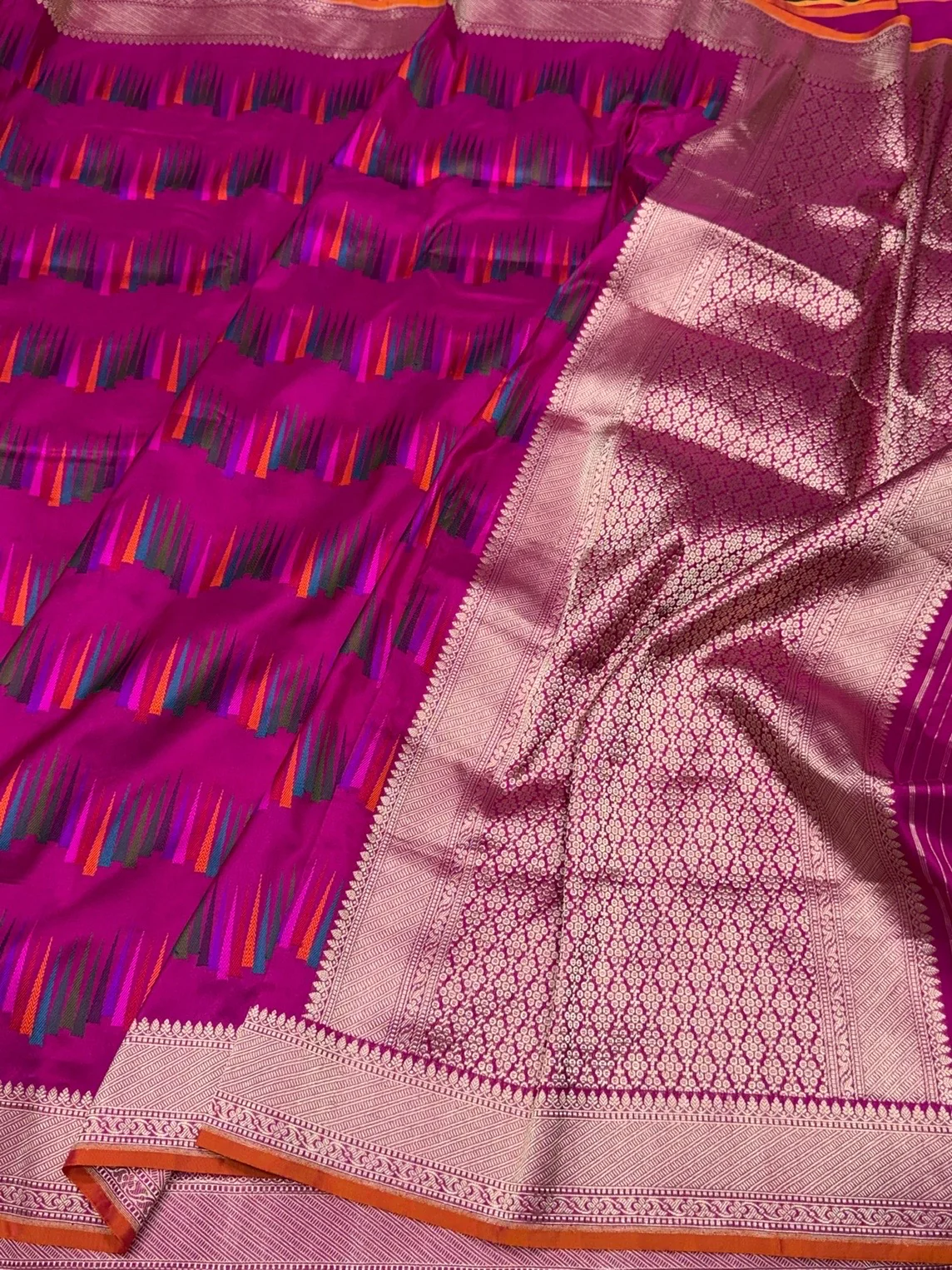 Rani Pink Handwoven Pure Banarasi Silk Saree - Image 3