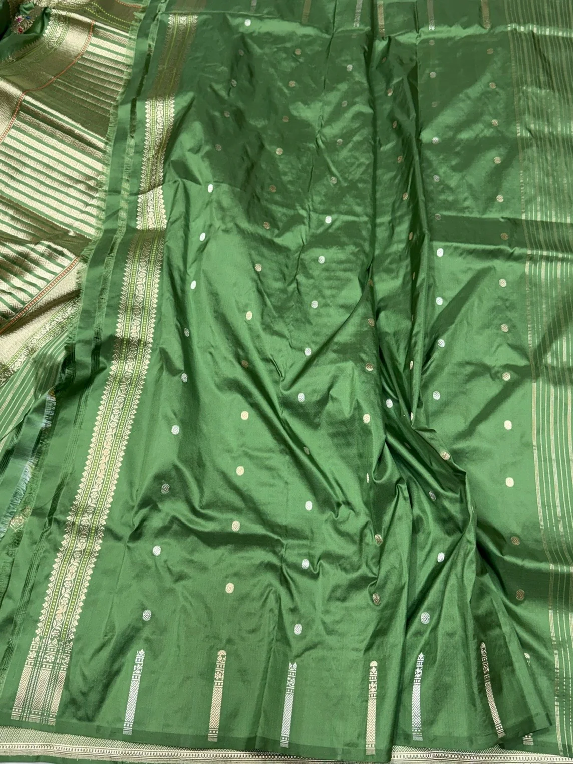 Parrot Green Handwoven Pure Banarasi Silk Saree in Kadwa Weave | Authentic Katan Mulberry Silk - Image 2
