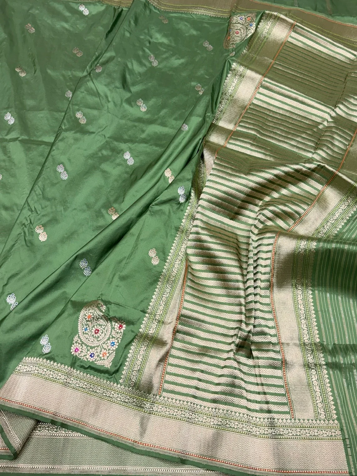 Parrot Green Handwoven Pure Banarasi Silk Saree in Kadwa Weave | Authentic Katan Mulberry Silk - Image 3
