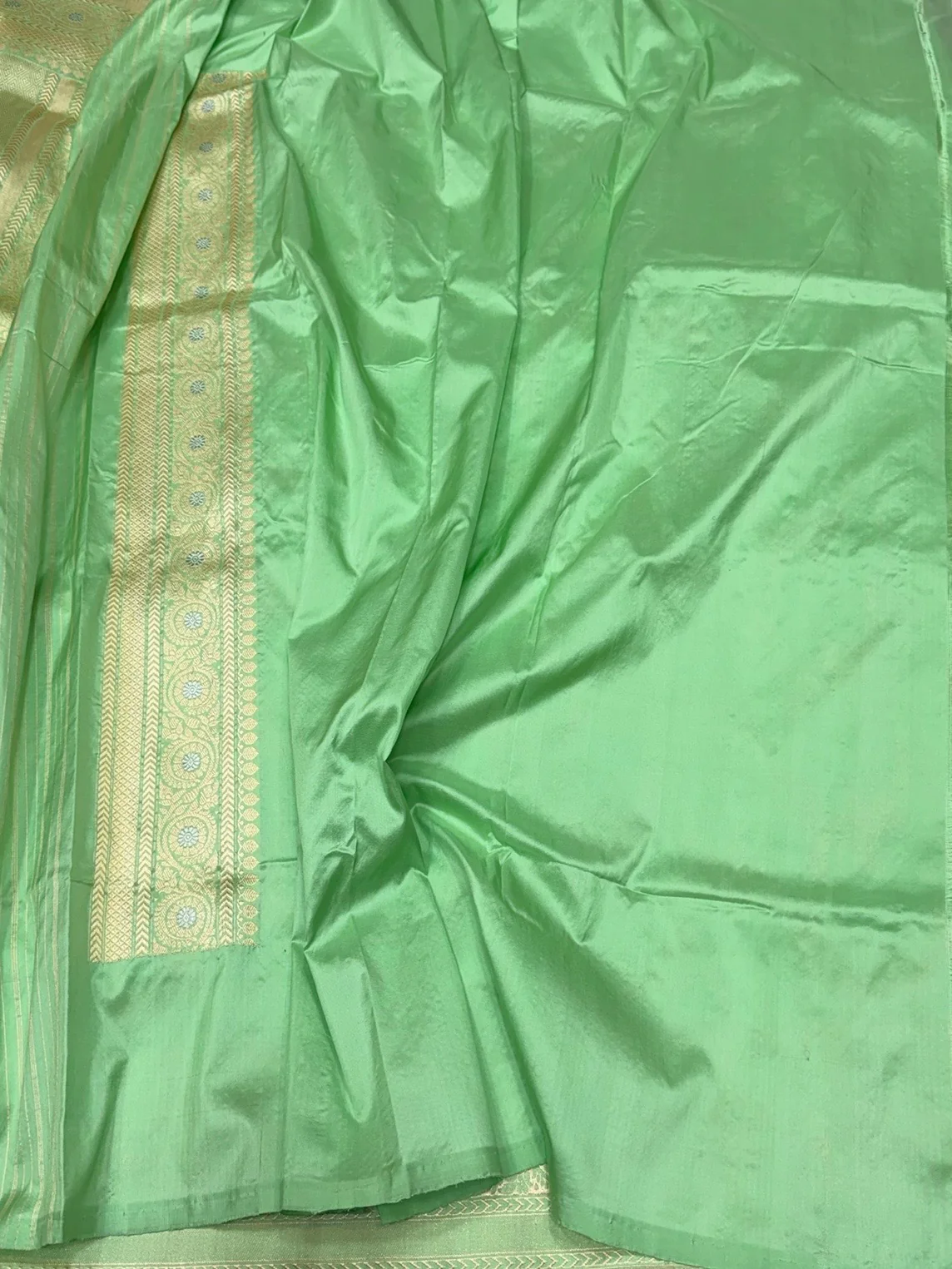 Parrot Green Handwoven Pure Banarasi Silk Saree – Kadwa Weave in 100% Katan Mulberry Silk - Image 2