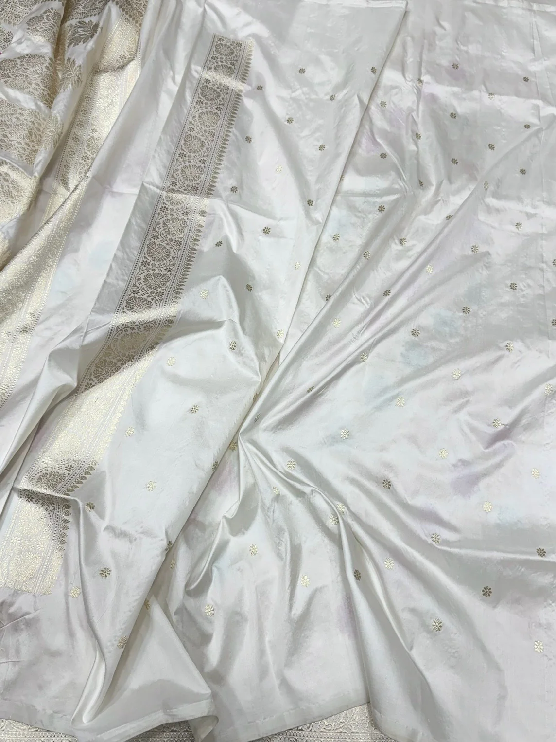 White Handwoven Pure Banarasi Silk Saree – Kadwa Weave in 100% Katan Mulberry Silk - Image 2