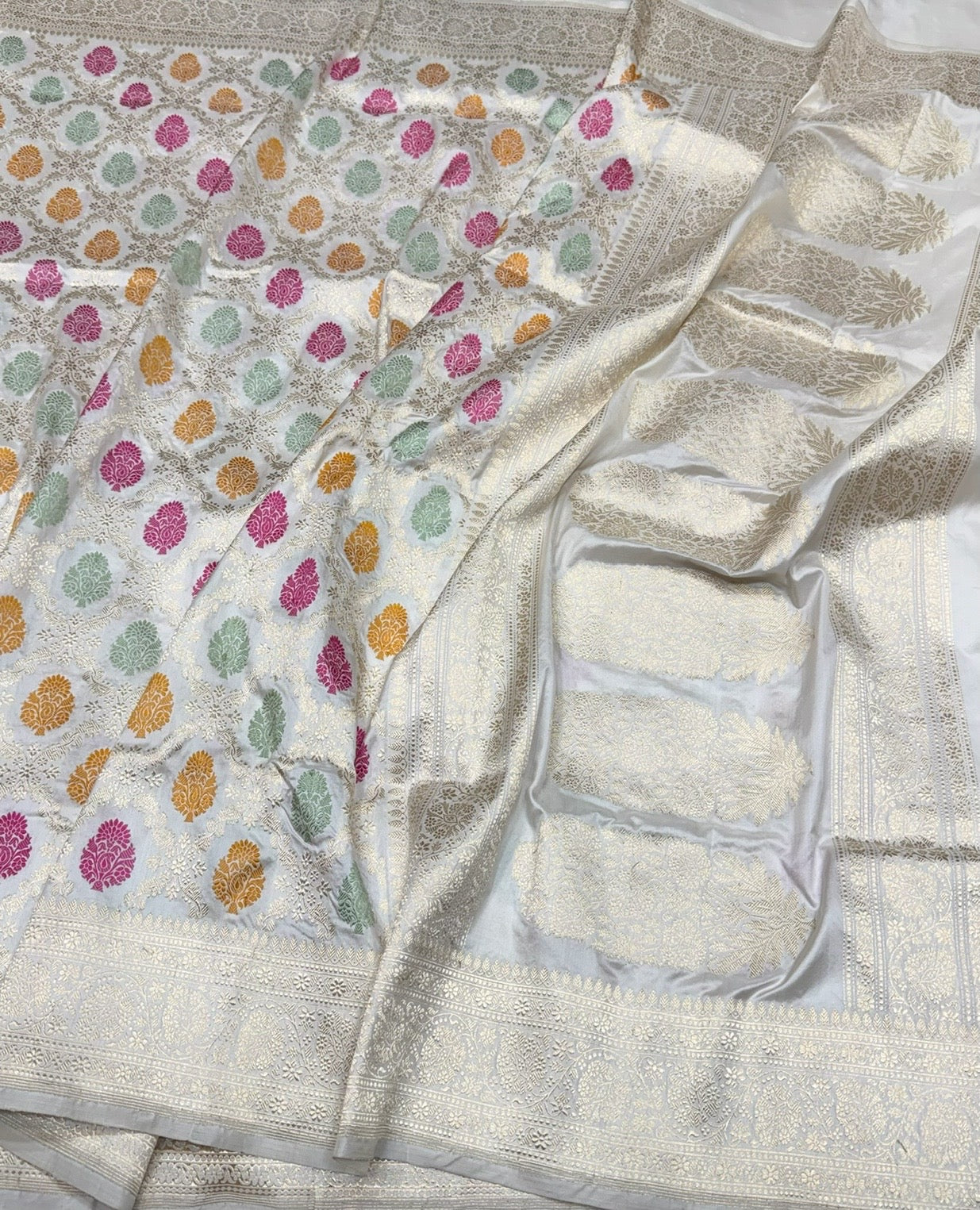 White Handwoven Pure Banarasi Silk Saree – Kadwa Weave in 100% Katan Mulberry Silk - Image 3
