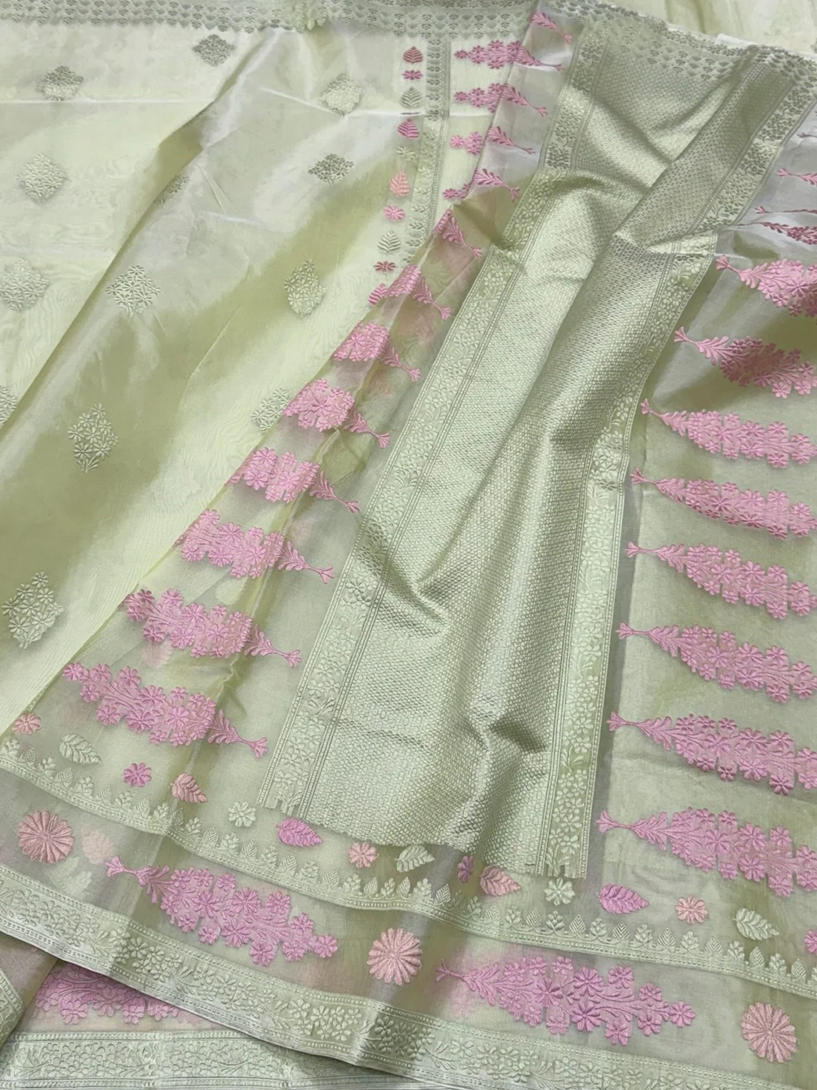 Pista Green Handwoven Pure Banarasi Organza Silk Saree – Kadwa Weave with Skirt Border - Image 3