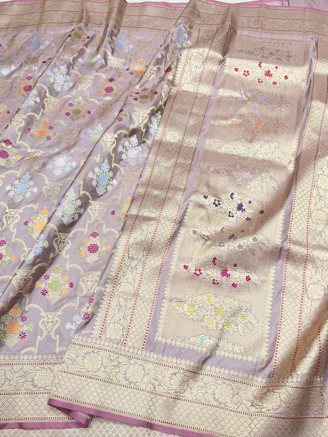 Mauve Handwoven Pure Banarasi Silk Saree - Image 3