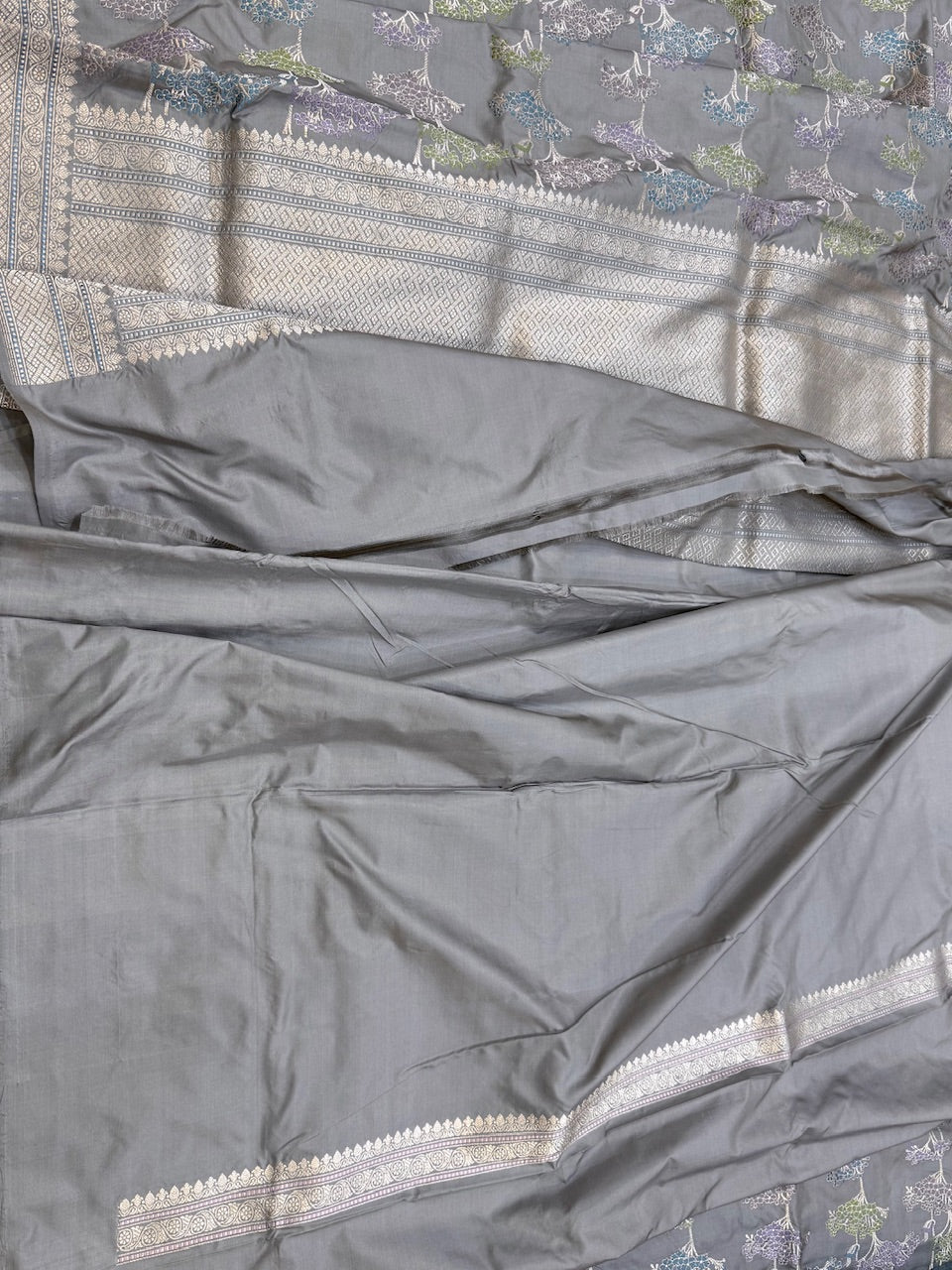 Lilac Grey Handwoven Pure Banarasi Silk Saree - Image 2