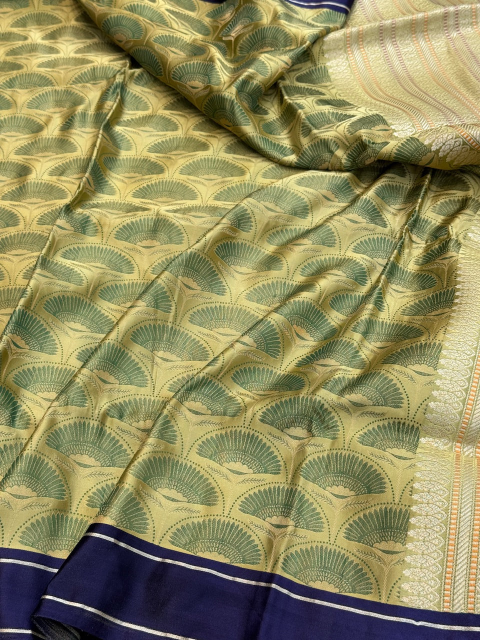 Handwoven Pure Banarasi Satin Tanchoi Silk Saree - Image 4