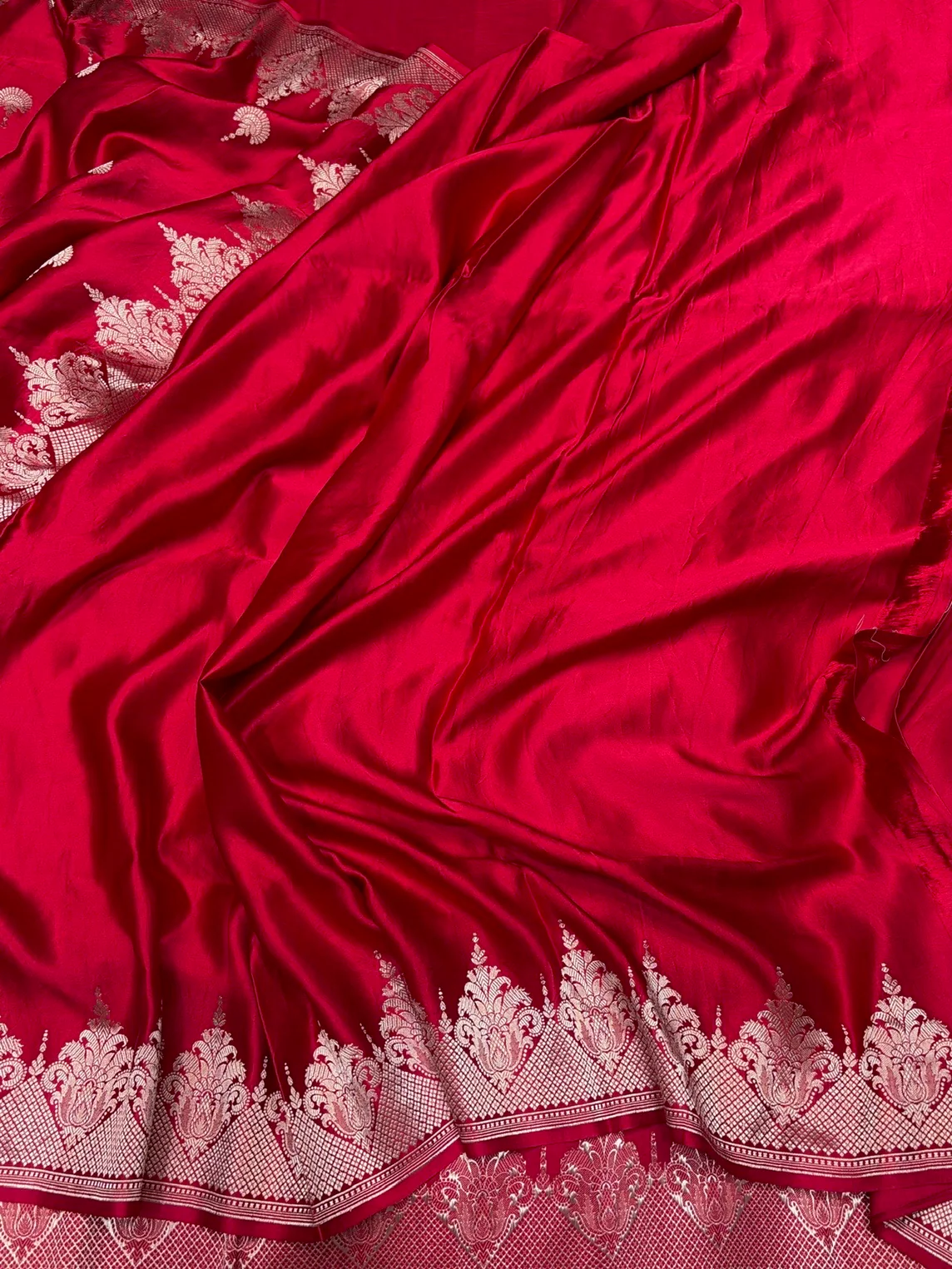 Red Handwoven Pure Mashru Banarasi Satin Silk Saree – Kadwa Weave | Authentic Banaras Handloom - Image 2