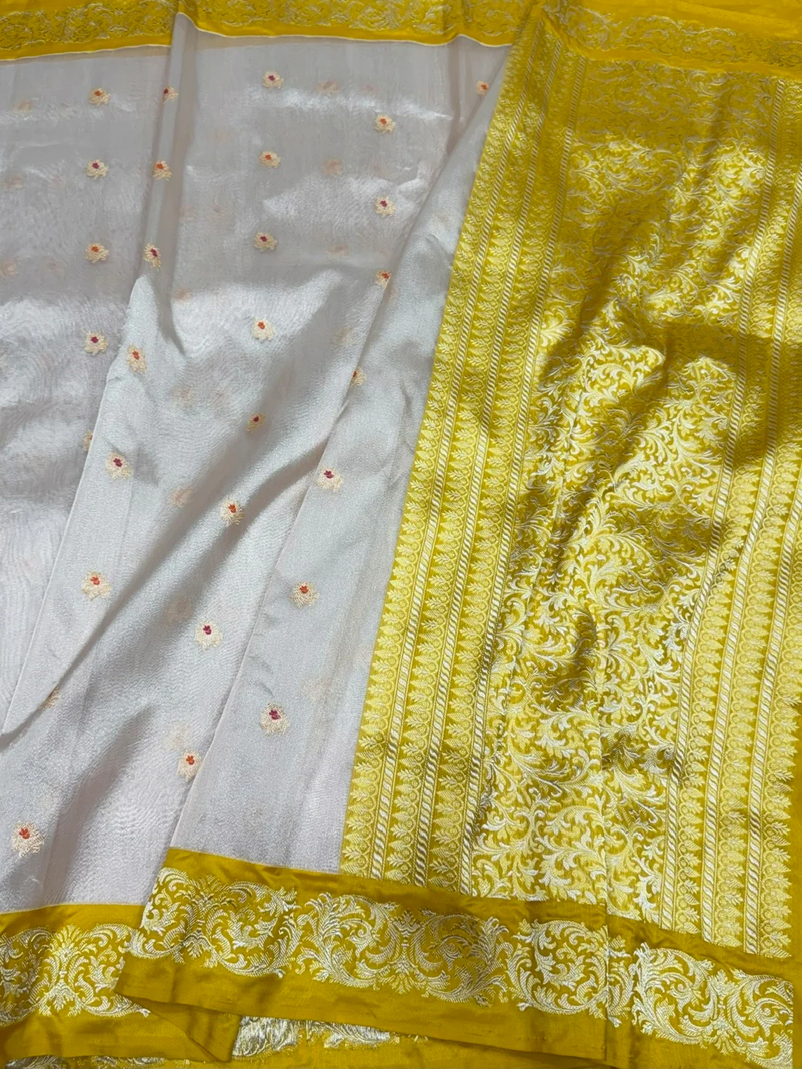 Gold Handwoven Banarasi Pure Tissue Saree - Image 2