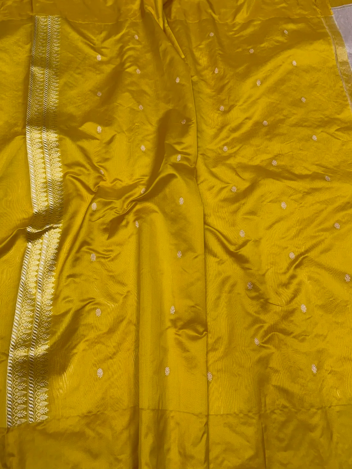 Gold Handwoven Banarasi Pure Tissue Saree - Image 3